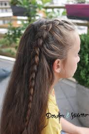 Pour réaliser cette coiffure sur votre petite, il vous faudra partir d'une base de tresse africaine et laisser au fur à mesure une mèche tomber entre pour les plus aguerries, n'hésitez pas à combiner la coiffure avec un autre style de tresses. Tuto Coiffure Une Tresse Sur Cheveux Laches