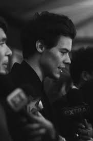 Black And White Harry Styles 2020 Harry Styles Getting Interviewed Harrystylesaesthetic Harry Styles Black And White Aesthe In 2020 Black And White Aesthetic Harry Styles Photos Harry Styles Wallpaper