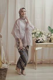 ''hampir pasti bapak presiden tidak bisa hadir. 11 Inspirasi Hijab Cantik Untuk Ke Kondangan Dari Selebgram Dwi Handayani Yang Cantik Dan Anggun Dzargon