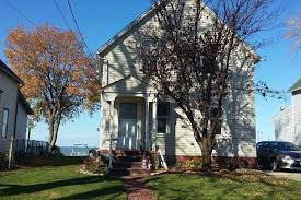 Tammy S Charming Lakehouse Houses For Rent In Lorain Lake House Renting A House House