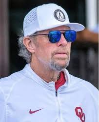 Late Toby Keith's $3.5 Million Grand Oklahoma Home is Just as Iconic as the  Country Icon. ⭐️🏠 His 10,000 square foot home in Oklahoma is just a town  over from where the