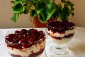 Gutuile coapte cu orez cu lapte este un desert aromat extrem de simplu! Reteta Desert Orez Cu Lapte Si Jeleu De Cirese