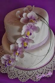 Die Erste Hochzeitstorte In Weiss Mit Lila Orchideen Hochzeitstorte Einfache Hochzeitstorte Hochzeitstorte Orchidee