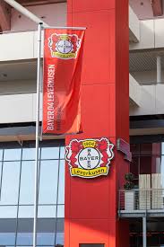 Bayer leverkusen ganze acht verschiedene anläufe brauchte es, bis bayer leverkusen bei der aktuellen version des vereinslogos ankam. Bayer Leverkusen Flagge Und Wappen Creative Commons Bilder