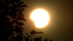 In belgië is op vandaag 1 augustus een gedeeltelijke zonsverduistering te zien. Gedeeltelijke Zonsverduistering Te Zien Nos Jeugdjournaal