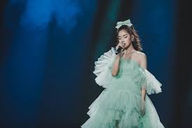 Hoàng yến chibi tên thật là nguyễn hoàng yến (sinh ngày 8 tháng 12 năm 1995 tại hà nội) là một nữ ca sĩ, diễn viên, diễn viên lồng tiếng, người mẫu ảnh, người dẫn chương trình người việt nam. Hoang Yáº¿n Chibi Tá»« Ca SÄ© Tai NÄƒng Tá»›i Diá»…n Vien Thá»±c Lá»±c Ngoi Sao