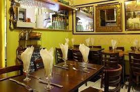 Notons au passage que le couscous désigne en fait la semoule de blé préparée, puis s'est étendue pour devenir le nom du plat. Le Petit Bleu Restaurants A Montmartre Paris