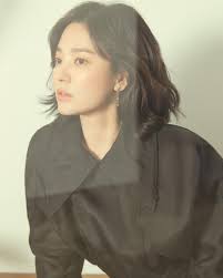 10 Potret Terbaru Song Hye Kyo Dengan Rambut Pendek Makin Awet Muda
