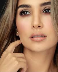 MODELO @eri.ramirez.c TRABAJO DE CABELLO Y COLOR @jimmygomezmakeup  MAQUILLAJE @elibertorodriguez #moda #fashionista #maquillaje #makeup  #makeupartist #makeupnaturallook @yanbal