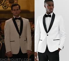 Jeho zálibou je skládání písniček, hraní na klavír a kytaru, které také sbírá a nejrůznější sporty, které ho udržují v kondici. 13 Reasons Why Fashion Clothes Style And Wardrobe Worn On Tv Shows Shop Your Tv