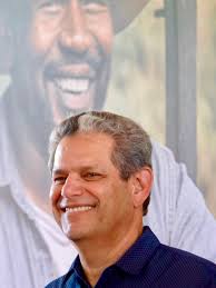 Lá no dicionário, abraço significa “demonstração de afeto, de amizade”. 🫂  E aqui, em meio à rotina tão corrida, representa muito mais: pausa,  compreensão e, sobretudo, força para continuar caminhando. ➡️ Muito