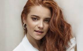 Per quanto riguarda le italiane spicca sicuramente vanessa incontrada, attrice e conduttrice televisiva. Ludovica Bizzaglia Scrittrice Con Abbi Cura Di Splendere