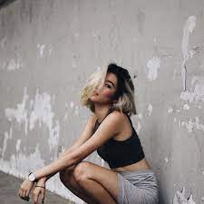 For decades, photographers have made ordinary, everyday objects look beautiful, strange, and interesting, and they've created works of art using limited space and means. L E A B O Portrait Photography Model Photography Photoshoot Poses