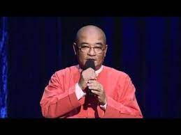 Liam Neeson Introduces Burmese Comedian Zarganar Who Was Put In Jail In 2008 For Criticising Burma S Govenment Liam Neeson Comedians Free Speech