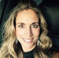 Lisa Pullen's Instagram, Twitter & Facebook