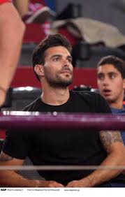 Ανεβαίνουν τα σκαλιά της εκκλησίας Titloi Teloys Gia Th Sxesh Ths Elenhs Foyreira Me Ton Almperto Mpotia Queen Gr