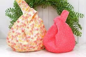 This bag acts like a purse, but with some messenger bag styling. How To Sew A Japanese Knot Bag With Free Pattern