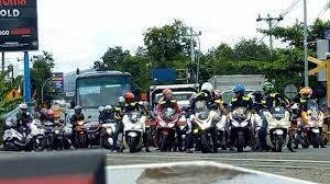 Tindakan seorang individu membantu penunggang motosikal yang terlibat dalam kemalangan jalan raya mendapat pujian orang ramai. Disorot Netizien Komunitas Honda Pcx Terobos Massal Palang Kereta Api Halaman All Tribunnews Com