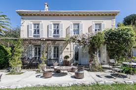 Mediterraneen Terrasse En Bois Et Balcon By Benjamin Maxant Maison En Provence Maison Mitoyenne Maison De Campagne Francaise