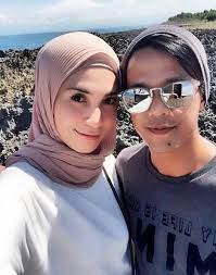 Selepas reda isu perceraian dengan bekas suami, muhammad radzi abdul wahid atau ude, pada mac lalu, intan liana saleh sekali lagi mengejutkan ramai apabila dikatakan berani membuka tudung seperti tersebar di laman sosial. Dah Banyak Kali Tegur Tak Faham Bahasa Nasihat Ude Buat Bekas Isteri Hiburan Mstar