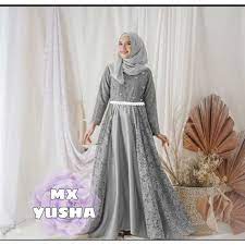 Pada bagian dada terdapat cape berbahan brokat dan ikat pinggang dengan hiasan bunga membuat gamis ini tampak lebih cantik dan mewah. Model Baju Brokat Gamis 2020 Hijabfest