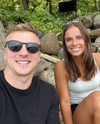 Amanda Navratil's Instagram, Twitter & Facebook