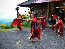 ''orang saling mengenal satu sama lain, di samping unsur budaya indonesia yang banyak mendapatkan pengaruh dari budaya arab adalah seni, terutama seni tari dan seni musik tradisional. Tari Kabasaran Tarian Ksatria Minahasa Indonesia Kaya