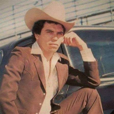 Rosalino Sánchez Félix (Rancho el Guayabo, Sinaloa, Nació el 30 de agosto  de 1960-Culiacán, Sinaloa 🪦Murió el 16 de mayo de 1992), conocido como Chalino  Sánchez, fue un cantante y compositor mexicano.
