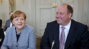 Jun 02, 2021 · helge braun, chef des bundeskanzleramtes, darf seinen doktortitel behalten. Kanzleramtsminister Helge Braun Verspricht Digitalisierung Bringt Vollbeschaftigung Politik Inland Bild De