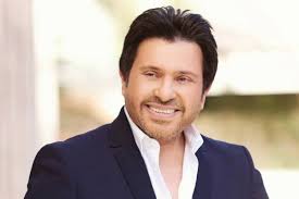 هاني شاكر من أكثر المطربين الذين تسببوا في حزن جمهوره بسبب وفاة ابنته دينا منذ سنوات، وتذكرها شاكر بأغنية برواز صورتك في الذكرى الرابعة. Ù‡Ø§Ù†ÙŠ Ø´Ø§ÙƒØ± ÙŠØ¨ÙƒÙŠ Ù…ØªØ£Ø«Ø±Ø§ ÙˆÙ‡Ùˆ ÙŠØªØ­Ø¯Ø« Ø¹Ù† Ø¥Ø¨Ù†ØªÙ‡ Ø§Ù„Ø±Ø§Ø­Ù„Ø© ÙˆÙŠÙƒØ´Ù Ø­Ù‚ÙŠÙ‚Ø© Ø®Ù„Ø§ÙÙ‡ Ù…Ø¹ Ø²ÙˆØ¬Ù‡Ø§ Ø¨Ø¹Ø¯ Ø¥Ø±ØªØ¨Ø§Ø·Ù‡ Ø¨Ø§Ù„ÙÙŠØ¯ÙŠÙˆ