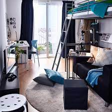 Studentenzimmer Mit Hochbett Fur Manner In Dunklen Tonen Studenten Zimmer Studentenzimmer Zimmer Einrichten