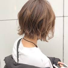 初めてのボブでも挑戦しやすい 肩上の前下がりボブ 前下がりで切る事で肩上で切っても短く見えすぎないのが特徴です 初めてボブにする方でも 挑戦しやすいスタイルになってます 僕のボブスタイルの特徴は 前下がりボブ パーマ