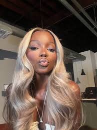 Why can such a seemingly simple gesture cause such a stir? 😳 Pamela  Anderson's natural look sparks huge controversy: “She looks like a homeless  lady.” 😰 [LINK👇]