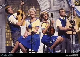 CHRIS MOYNIHAN, JANE LYNCH, JOHN MICHAEL HIGGINS and PARKER POSEY in A  MIGHTY WIND, 2003, directed by CHRISTOPHER GUEST. Copyright CASTLE ROCK  ENTERTAINMENT / TENNER, SUZAN - Album alb440834