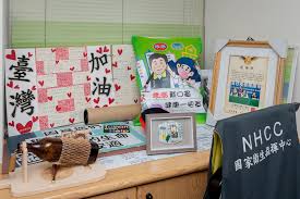 #蔡英文 #中央流行疫情指揮中心 #快新聞 2020.05.19【#民視快新聞】總統蔡英文視察中央流行疫情指揮中心。 歡迎收看並訂閱【#民視新聞網】youtube. æŒ‡æ®ä¸­å¿ƒå°çª©æ›å…‰ç¸½çµ± ä½©æœåˆæ„Ÿå‹• æ–°èž Rti ä¸­å¤®å»£æ'­é›»è‡º