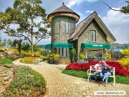 Tempat ini juga sesuai dijadikan tempat untuk berkelah kerana kawasannya agak teduh yang dikelilingi pokok rhu. 10 Tempat Wisata Puncak Instagramable Banget