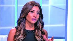 أثار انسحاب المخرجة كاملة أبو ذكري من مسلسل زي الشمس، تكهنات وتساؤلات من البعض حول ما إذا كانت الفنانة دينا الشربيني بطلة الواقعة التي جرى ذكرها، كانت كفيلة بأن تدفع كاملة للانسحاب من المسلسل، بعد أن شعرت بضعف المنتج أمام دينا الشربيني وعمرو. Ø§Ù„Ø¨ÙˆØ§Ø¨Ø© Ù†ÙŠÙˆØ² Ø¯ÙŠÙ†Ø§ Ø§Ù„Ø´Ø±Ø¨ÙŠÙ†ÙŠ ØªØµØ§Ø¨ Ø¨Ø§Ù„Ø¥ØºÙ…Ø§Ø¡ ÙÙŠ Ø«Ø§Ù†ÙŠ Ø­Ù„Ù‚Ø§Øª Ø²ÙŠ Ø§Ù„Ø´Ù…Ø³