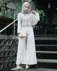 Bahkan, para fashionista menciptakan beberapa model hijab untuk acara atau event tertentu, termasuk acara kondangan/pesta. Pilihan Ootd Kondangan Anti Gerah Untuk Kaum Hawa Andalkan Celana Saja Yukepo Com