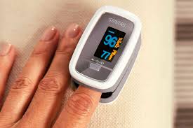 Il saturimetro, chiamato anche pulsossimetro o ossimetro, è un piccolo strumento che permette di misurare la quantità di ossigeno presente nel. Coronavirus Cos E Il Saturimetro E Perche Potrebbe Salvarti La Vita