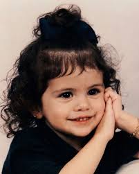 Selena Gomez'in ailesi 1970'lerde başlayan bir hikâyeye dayanıyor. 1975  yılında Ricardo Joel Gomez dünyaya geldi, bir yıl sonra ise 16 Nisan  1976'da Mandy Cornett doğdu. İkili genç yaşta tanıştı ve 1992'de evlendiler.