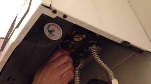 Poco fa abbiamo notato che i termosifoni hanno iniziato a raffreddarsi e, controllando la caldaia, ho notato che non sta girando.sul display ottengo un messaggio di errore (lampeggia una luce arancio con codice di errore 10) ed il. Errore 10 Caldaia Baxi Luna 3 Youtube