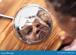 Riflesso Del Volto Di Una Donna in Uno Specchio Rotto Fotografia Stock 