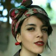 Iran. Alcuni uomini hanno sfigurato il volto di questa giovanissima e  bellissima ragazza per punirla per essersi ribellata a portare il hijab.  Gli aggressori, naturalmente sono ancora liberi. E tali rimarranno. Mentre