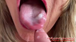 Mamie milf pipe sucer avaler sperme branlette tabou fétiche