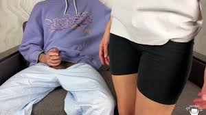 Por que você está batendo punheta no sofá?. Peço ao meio-irmão e  junte-se, mas não esperava ter orgasmo primeiro!