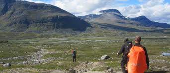 Kungsleden (kongestien) er en cirka 450 kilometer lang vandresti i det historiske svenske landskab lappland.stien, der løber mellem abisko (i norrbottens län) i nord til hemavan (i västerbottens län) i syd, passerer blandt andre kebnekaisemassivet, stora sjöfallet, kvikkjokk, jäkkvik og ammarnäs.det højeste punkt på stien ligger ved tjäktjapasset i 1.150 meters højde, mens det. Kungsleden Wandern Langlauf Auf Dem Lappland Trail