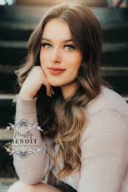 Melissa Benoit's Instagram, Twitter & Facebook