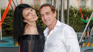 Après l'altercation, le 1er mai, entre les militants du front national et trois journalistes du petit journal de canal plus, impliquant notamment le cadre du fn bruno gollnisch, le journaliste présentateur du petit journal est l'invité de léa salamé. Mort De Ludovic Chancel Sa Compagne Met Les Choses Au Clair A Propos De Sa Fille Actu Tele 2 Semaines