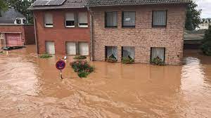 Число погибших в результате разрушительных наводнений на западе германии возросло до 106, передает телеканал россия 24. Nq73incys9uasm