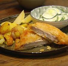 Knuspriges Schnitzel Mit Bratkartoffeln Und Gurkensalat Rezept In 2020 Schnitzel Lebensmittel Essen Und Bratkartoffeln